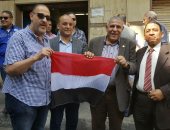 صور.. نواب دائرة الشرابية والزاوية الحمراء يرفعون الأعلام أمام لجان الاستفتاء