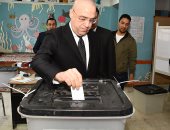 فيديو.. وزير الإسكان يدلى بصوته فى الاستفتاء بمدرسة المقطم الرسمية لغات