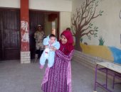 ليلى 4 أشهر أصغر طفلة تشارك فى الاستفتاء على الدستور فى 15 مايو