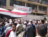 الوافدون من أمام لجان الجامعة العمالية بمدينة نصر يهتفون "تحيا مصر"