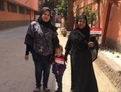 المواطنون يصطحبون أطفالهم خلال المشاركة فى التصويت على الاستفتاء بالزمالك