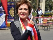 فيديو.. بعلم مصر.. لبلبة تدلي بصوتها في استفتاء التعديلات الدستورية بالدقي