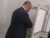 فيديو.. محافظ القاهرة يدلى بصوته فى الاستفتاء على الدستور بمصر الجديدة.. صور 