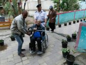 صور.. "حب الوطن فريضة" مواطن يحرص على تأدية الواجب الوطنى على كرسى متحرك