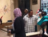 مواطنون يصطحبون أبنائهم أثناء مشاركتهم بالاستفتاء على تعديل الدستور