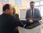 وزير المالية يدلى بصوته فى الاستفتاء ..ويؤكد : المشاركة رسالة للعالم