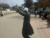 فيديو.. مواطن يرقص على الأغانى الوطنية بعد الإدلاء بصوته فى الاستفتاء بمنشأة القناطر