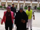صور.. رئيسة لجنة بالمنوفية تساعد مسنة على كرسى متحرك لدخول اللجنة للتصويت