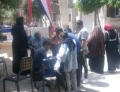 ربات البيوت يتوافدن على لجان الجيزة للمشاركة فى الاستفتاء على الدستور