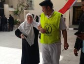 فيديو وصور..رجال الشرطة يساعدون المسنين والمعاقين بالاستفتاء فى الإسكندرية