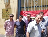 المصريون بالسعودية يرفعون لافتات "نعم للدستور" أثناء المشاركة فى الاستفتاء