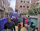 صور.. فتيتات الحوامدية يصطحبن الأطفال بالاستفتاء لحثهم على حب الوطن