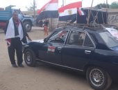 صور.. مواطن يزين سيارته بأعلام مصر ومكبرات صوتية لحث المواطنين على التصويت