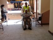 الشرطة فى خدمة كبار السن بلجان التصويت بمركز نجع حمادى فى قنا.. صور 