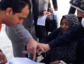 صور.. قاض يخرج من لجنته لمساعدة مسنة للإدلاء بصوتها فى دمياط