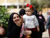 صور.. الأطفال يزينون اللجان بأول أيام الاستفتاء على التعديلات الدستورية