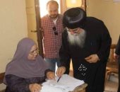 الأنبا مكاريوس أسقف المنيا وأبو قرقاص يدلى بصوته فى الاستفتاء على الدستور