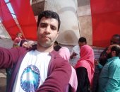 صور..الشباب يلتقطون السيلفي امام اللجان الأنتخابية بقليوب