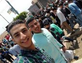 الشباب يلتقطون سيلفى أمام لجان الاستفتاء بتفهنا الأشراف بالدقهلية 