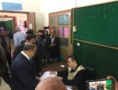 فيديو وصور.. وزير التنمية المحلية يدلى بصوته بالاستفتاء على التعديلات الدستورية 