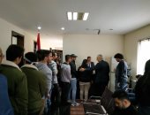 الشباب المصرى يزين السفارة المصرية ببكين فى اليوم الثانى للتصويت على الدستور