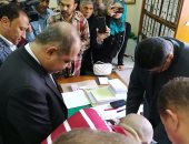 فيديو.. محافظ الغربية يدلى بصوته داخل لجنة المغتربين بشركة غزل المحلة