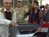 صور..زاهى حواس يدلى بصوته فى الاستفتاء على الدستور ويشبه السيسى بـ"حور محب"
