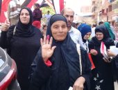 صور.. إقبال كثيف أمام لجان التصويت بالاستفتاء بالمرج مرددين الأغانى الوطنية