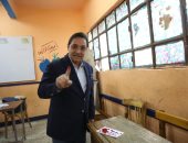 عبد الرحيم على يدلى بصوته بالاستفتاء وحملته تطوف الشوارع لحث المواطنين على المشاركة