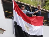 بالأغانى الوطنية..حكيم يعتلى "أتوبيس" لحث المواطنين على النزول بالاستفتاء..صور