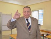 وكيل مجلس النواب يدلى بصوته فى الاستفتاء ويثنى على المشاركة الفاعلة
