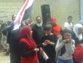 صور.. خادم كنيسة يدلى بصوته فى الاستفتاء بإمبابة: المشاركة واجب وطنى