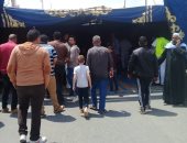 بالأعلام والأغانى الوطنية.. مواطنون يحتفلون أمام لجنة الحى الأول بـ6 أكتوبر