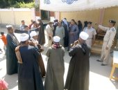 صور.. مسيرة بالطبل والمزمار لأهالى الغنايم بأسيوط لدعم تعديلات الدستور