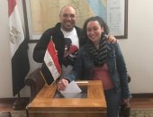 مصرية تسافر من فرنسا لبوليفيا لتدلى بصوتها بالاستفتاء.. وزوجها: تحيا مصر