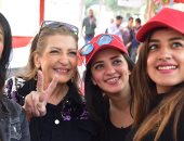 ليلي عز العرب تلتقط صورا مع الناخبين أثناء تصويتها باستفتاء الدستور