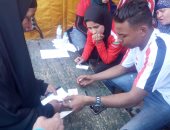 صور.. شباب يساعدون المواطنين لمعرفة لجان الاستفتاء بالزاوية الحمراء والويلى