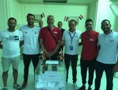 صور.. سباحو المياه المفتوحة يدلون بأصواتهم فى التعديلات الدستورية بالكويت