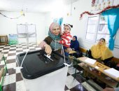 صور..الأهالى يصطحبون أطفالهم خلال الإدلاء بأصواتهم بالاستفتاء باليوم الثانى