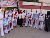 صور.. فتيات يستقبلن المصوتين بـ"ورد" فى لجان شارع كلية الآداب بالمنصورة
