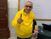 أحمد السبكى يدلى بصوته في الاستفتاء علي التعديلات الدستورية بالمهندسين