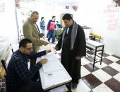 صور.. توافد المواطنين على لجان شارع الهرم للمشاركة بثانى أيام الاستفتاء 