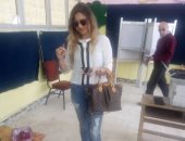 المذيعة هند جاد تدلي بصوتها على التعديلات الدستورية فى التجمع الخامس