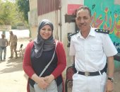 السيدات يلتقطن الصور التذكارية مع رجال الشرطة بلجان بولاق الدكرور