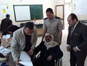 الشرطة والقضاة يساعدون المواطنين للإدلاء بأصواتهم فى الاستفتاء بالقليوبية والغربية
