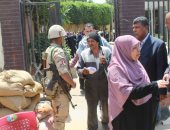 صور.. عمال هيئة نظافة الجيزة يشاركون فى التصويت على تعديلات الدستور