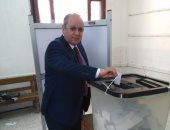 صور.. رئيس مجلس الدولة يدلى بصوته بالاستفتاء على التعديلات الدستورية  