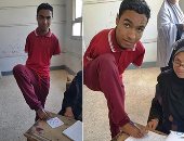 صور.. شاب قناوى مبتور الأيدى يدلى بصوته فى الاستفتاء ويوقع بقدمه