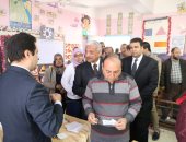 صور.. محافظ السويس يتفقد سير لجان الاستفتاء.. والتصويت على أغانى السمسمية