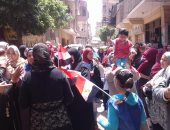 طفلة ترفع إشارة النصر وتتزين بالحبر الفسفورى.. وآخر يشارك جده فى القليوبية